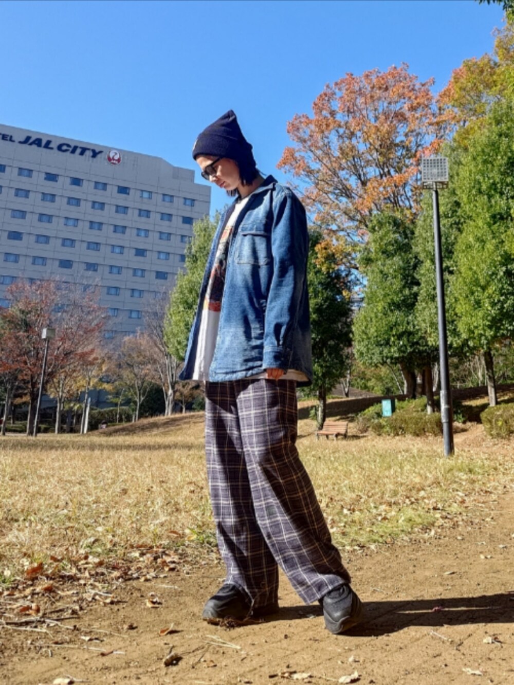 ホワイト系のTシャツ/カットソー、ブラック系のTシャツ/カットソー、パープル系のその他パンツを着用したレディースの冬コーディネートの2枚目の写真