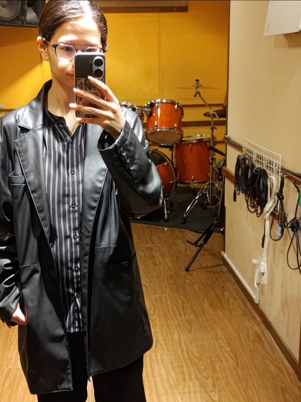 ブラック系のテーラードジャケット、ブラック系のスラックス、ブラック系のシャツ/ブラウスを着用したレディースの秋コーディネートの2枚目の写真