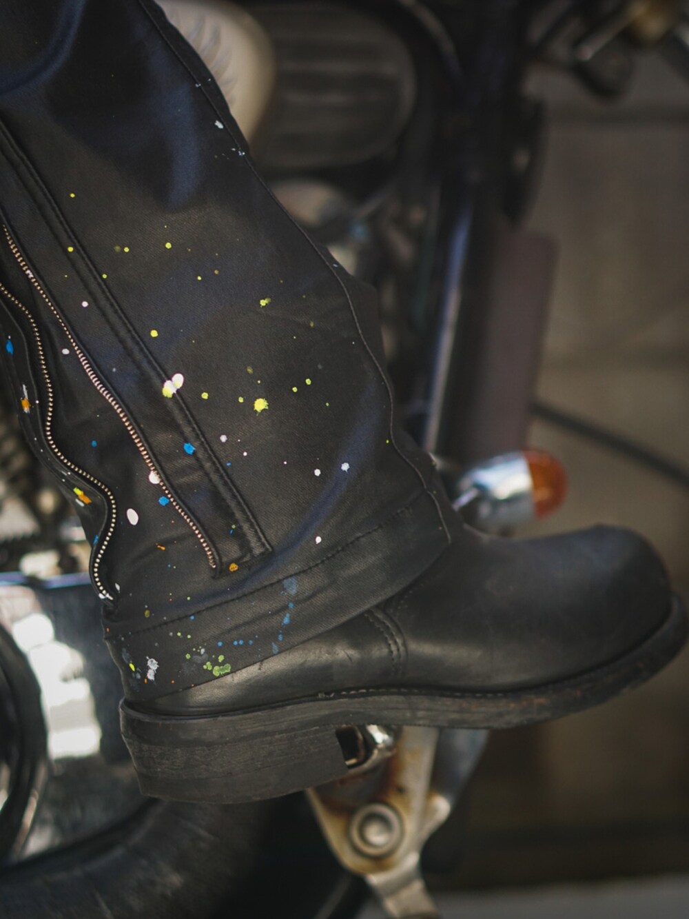 ブラック系のTシャツ/カットソー、ブラック系のカーディガン/ボレロ、ブラック系のカーゴパンツを着用したメンズの春コーディネートの3枚目の写真