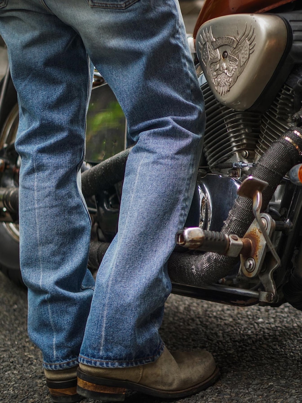 グリーン系のTシャツ/カットソー、ブラック系のカーディガン/ボレロ、ブルー系のデニムパンツを着用したメンズの春コーディネートの3枚目の写真