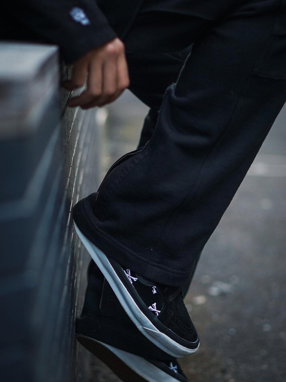 ブラック系のジャケット/アウター、ブラック系のスウェットパンツ、ブルー系のシャツ/ブラウスを着用したメンズの冬コーディネートの3枚目の写真