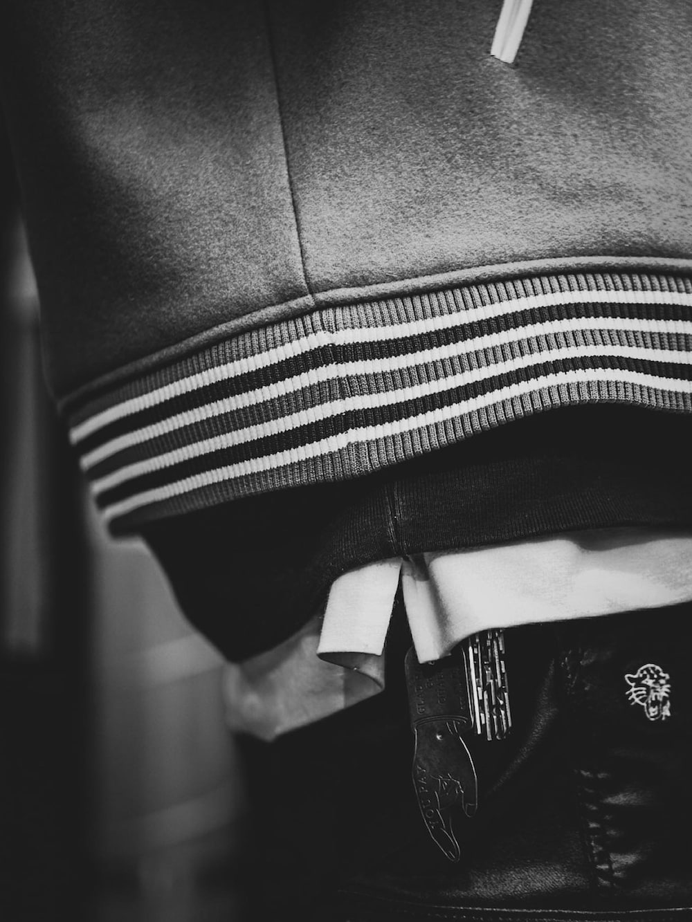 ブルー系のスタジャン、ブラック系のカーゴパンツ、ブラック系のスニーカーを着用したメンズの冬コーディネートの4枚目の写真