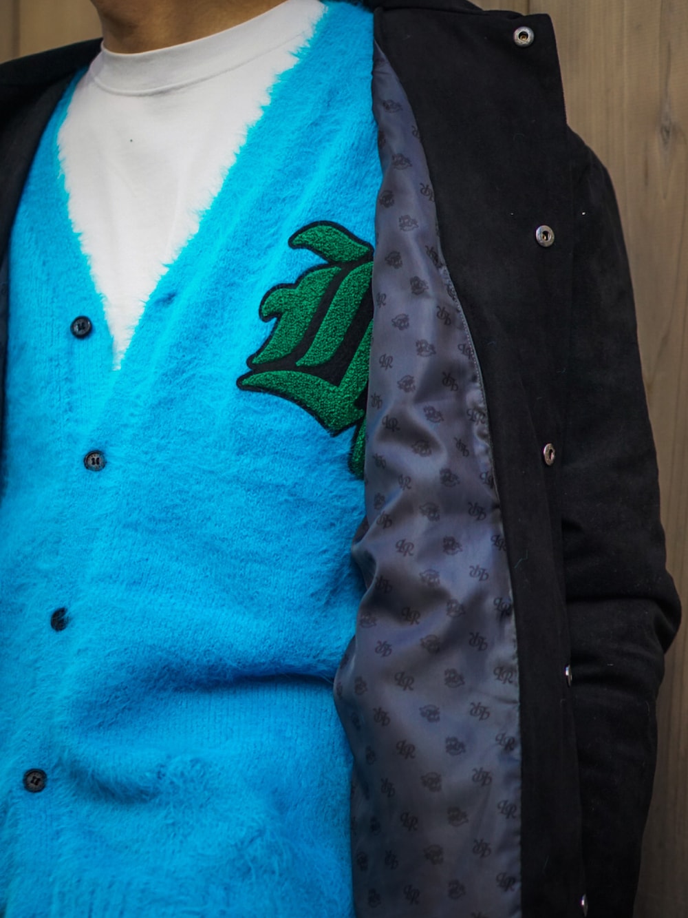 ブルー系のカーディガン/ボレロ、ブラック系のジャケット/アウター、ブラック系のその他パンツを着用したメンズの冬コーディネートの3枚目の写真