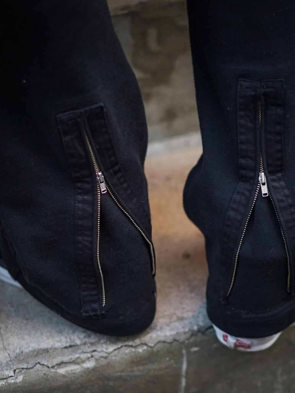 ブラック系のジャケット/アウター、ブラック系のスウェットパンツ、ブルー系のシャツ/ブラウスを着用したメンズの冬コーディネートの4枚目の写真