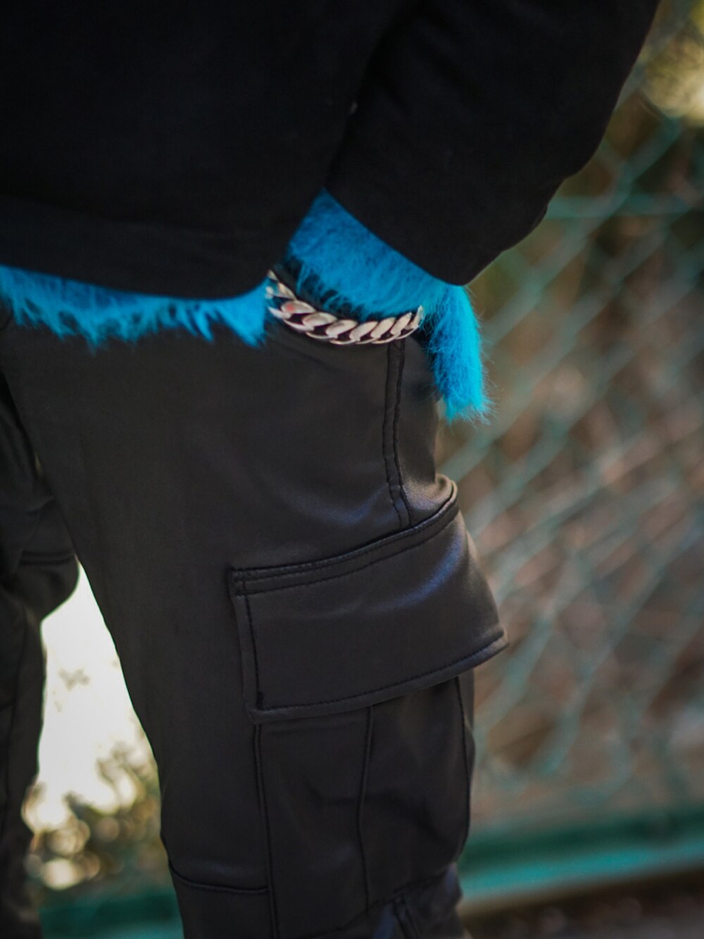 ブルー系のカーディガン/ボレロ、ブラック系のジャケット/アウター、ブラック系のその他パンツを着用したメンズの冬コーディネートの2枚目の写真