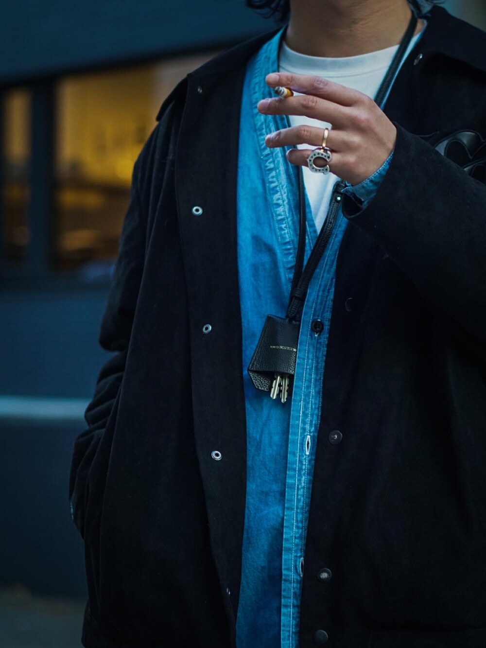 ブラック系のジャケット/アウター、ブラック系のスウェットパンツ、ブルー系のシャツ/ブラウスを着用したメンズの冬コーディネートの2枚目の写真