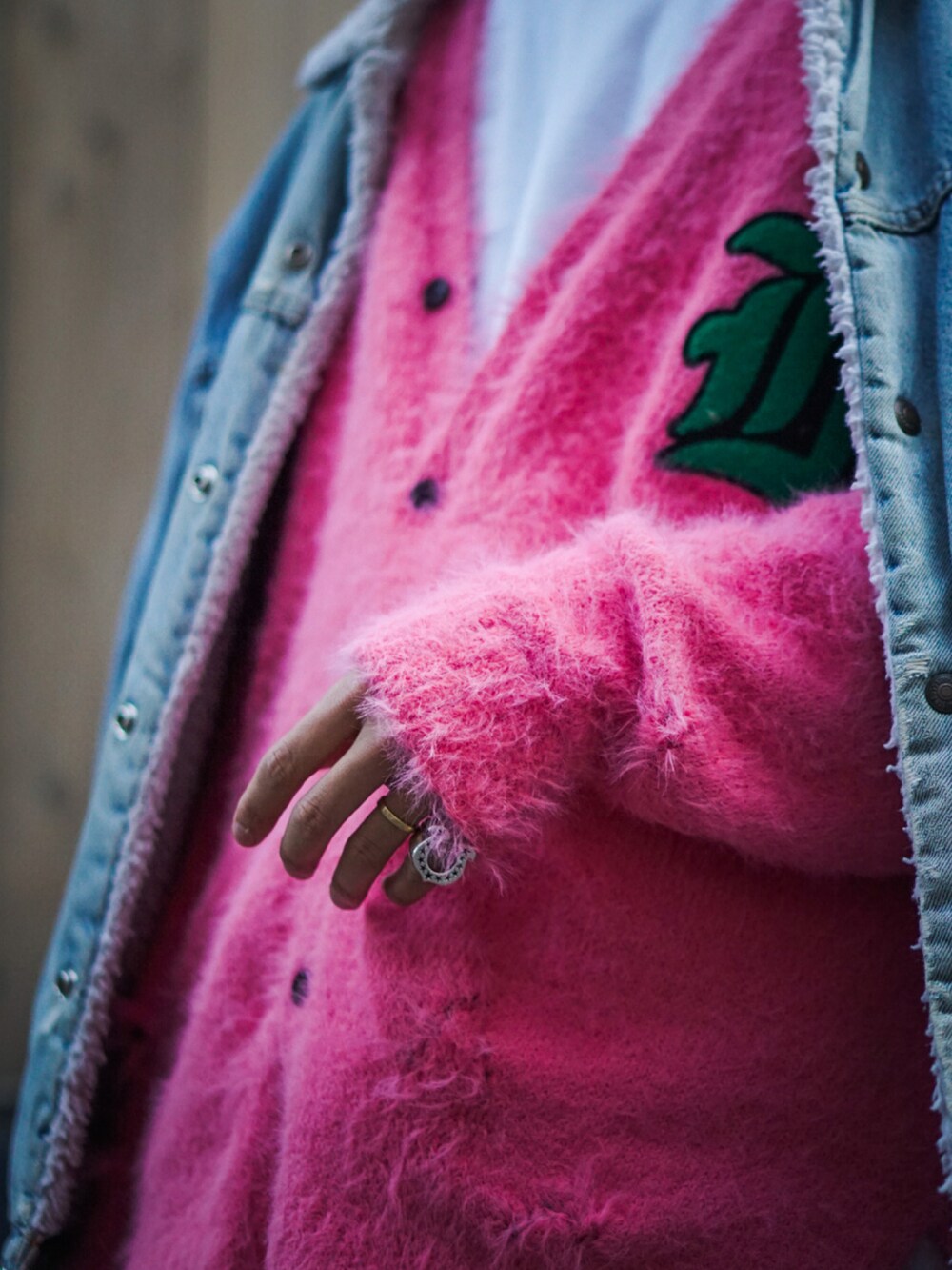 ブルー系のデニムジャケット、ピンク系のカーディガン/ボレロ、ブラック系のカーゴパンツを着用したメンズの冬コーディネートの4枚目の写真