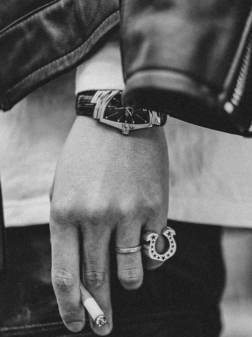 ホワイト系のTシャツ/カットソー、ブラック系のカーゴパンツ、ブラック系のライダースジャケットを着用したメンズの春コーディネートの3枚目の写真