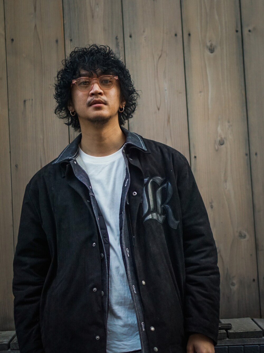 ブラック系のジャケット/アウター、ブルー系のデニムパンツを着用したメンズの冬コーディネートの2枚目の写真