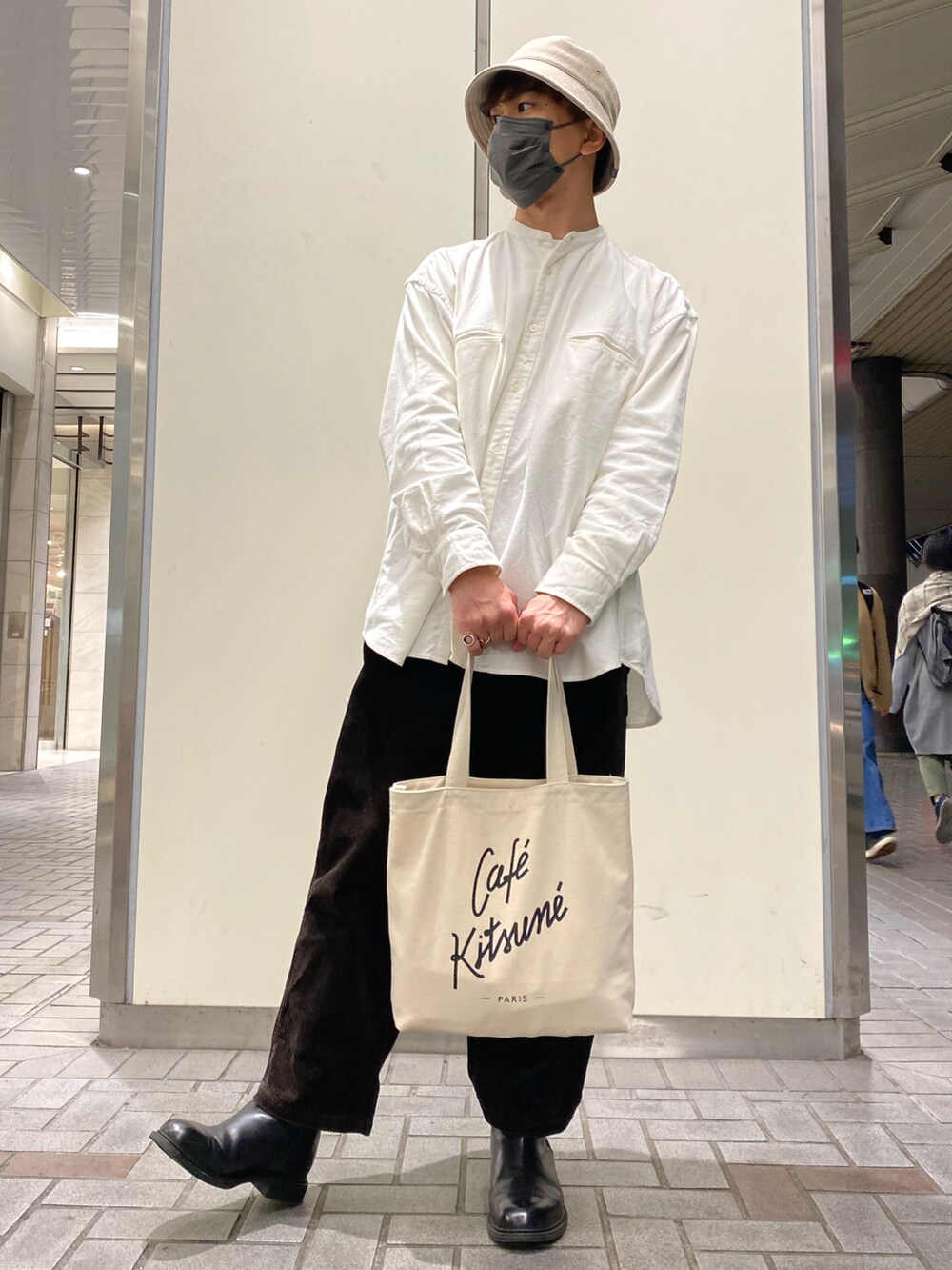 「メランクルージュ、MelanCleuge、秋冬コーデ、ootd、ホワイトコーデ、ブラウン、M65、フランネルシャツ、バンドカラーシャツ、バケットハット、ブーツ、トートバッグ、UNIQLO、ZARA、MAISON KITSUNE」｜「CA4LAのHK PAIL WOOL（ハット、ベージュ系）」を使った、sora.さん（メンズ・173cm）の冬コーディネートの2枚目の写真