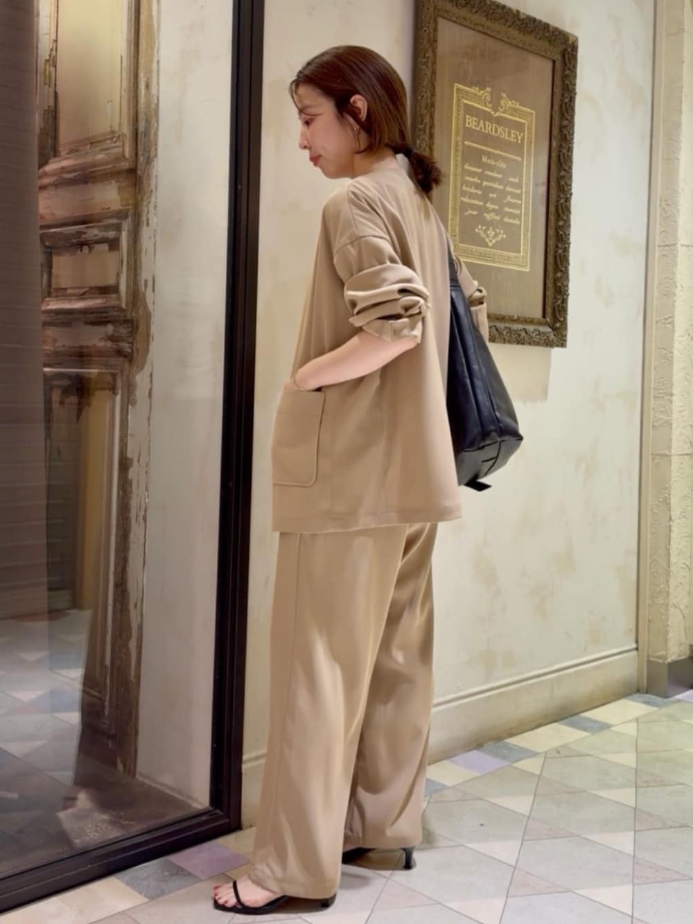 ホワイト系のキャミソール、イエロー系のその他アウター、イエロー系のその他パンツを着用したレディースの春コーディネートの2枚目の写真