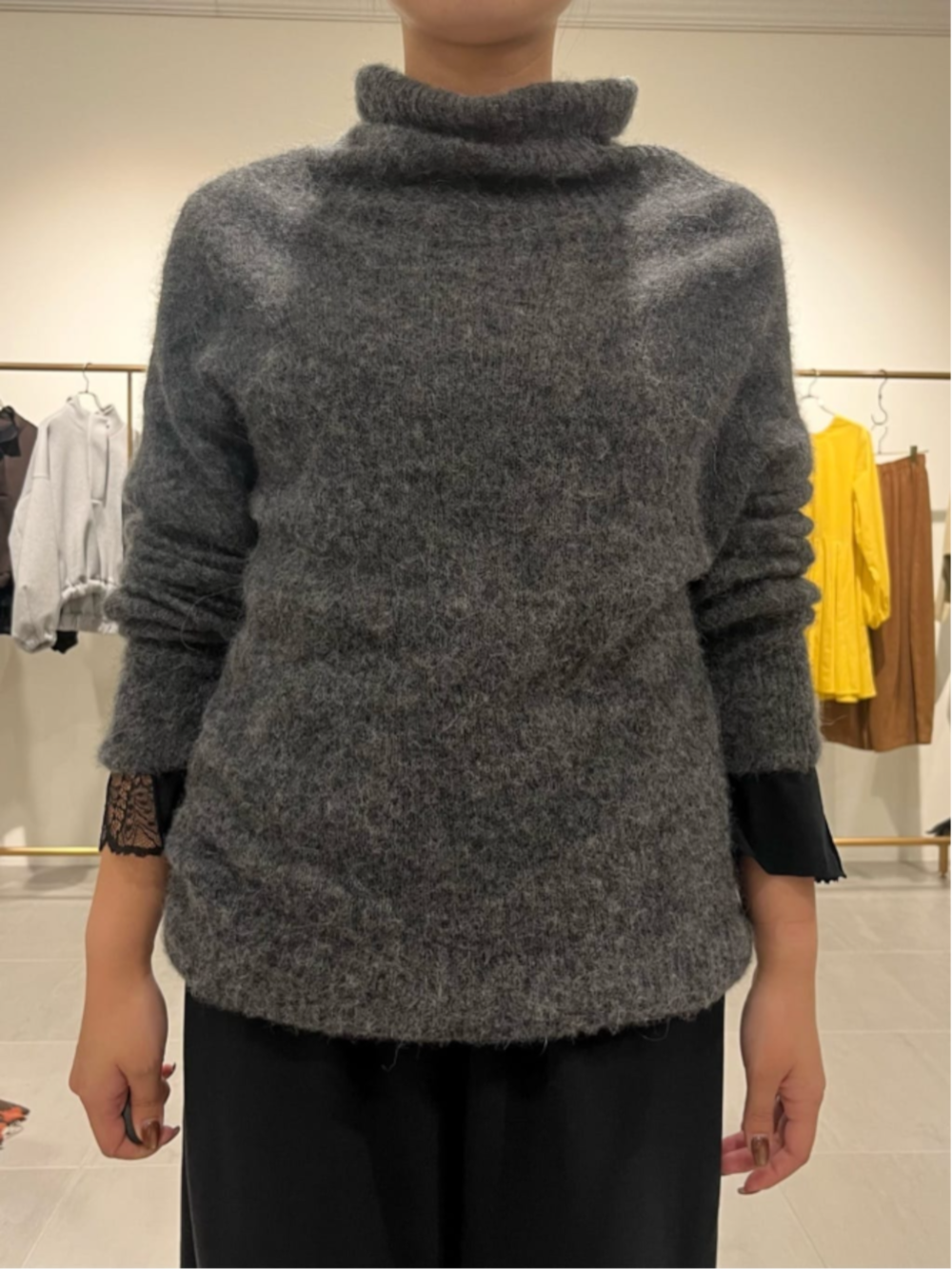 ブラック系のTシャツ/カットソーを着用したレディースの秋コーディネートの2枚目の写真