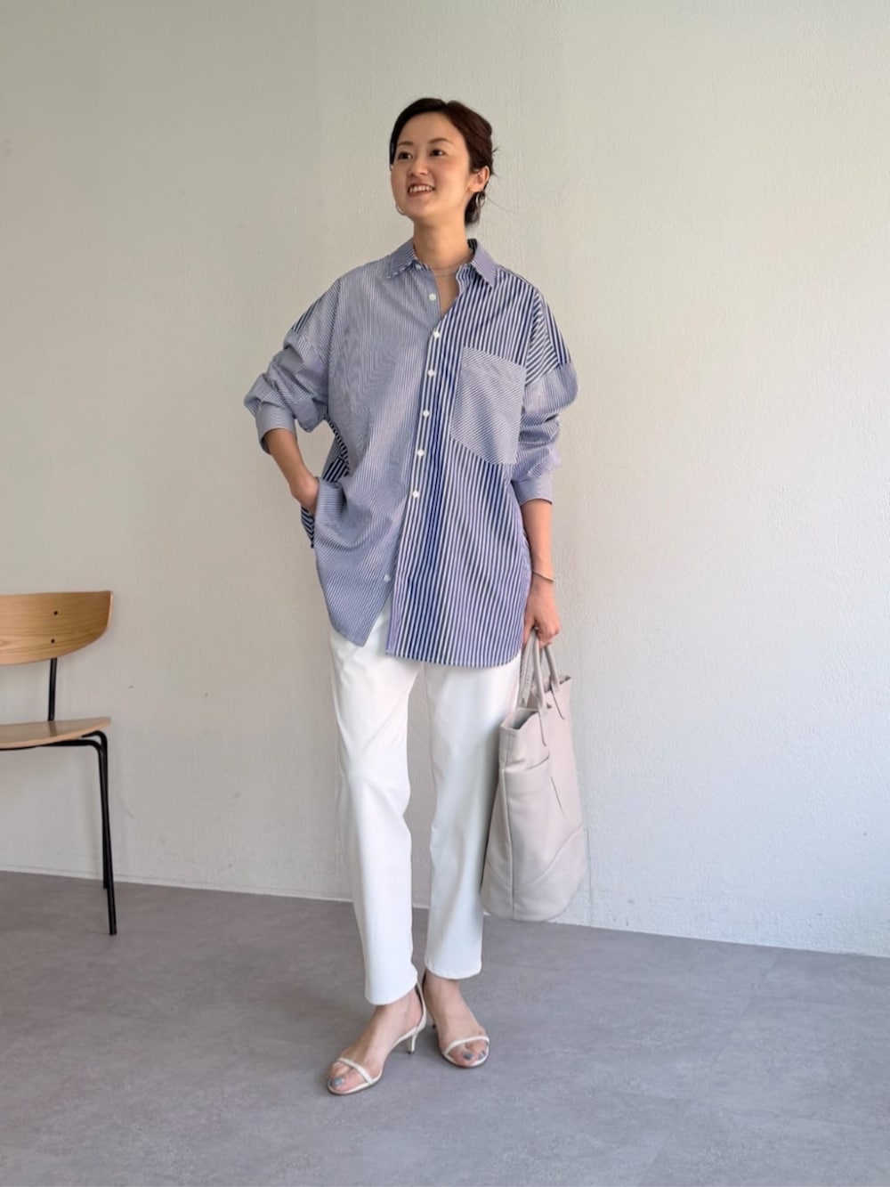 ホワイト系のその他パンツ、ブルー系のシャツ/ブラウスを着用したレディースの夏コーディネートの2枚目の写真