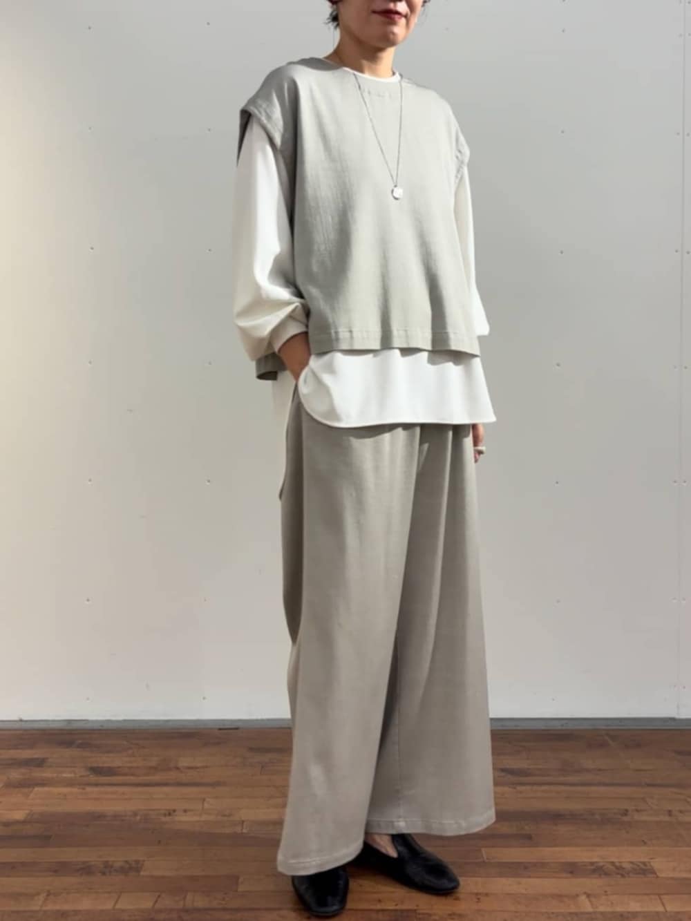 グレー系のシャツ/ブラウス、ホワイト系のシャツ/ブラウス、グレー系のその他パンツを着用したレディースの冬コーディネートの6枚目の写真