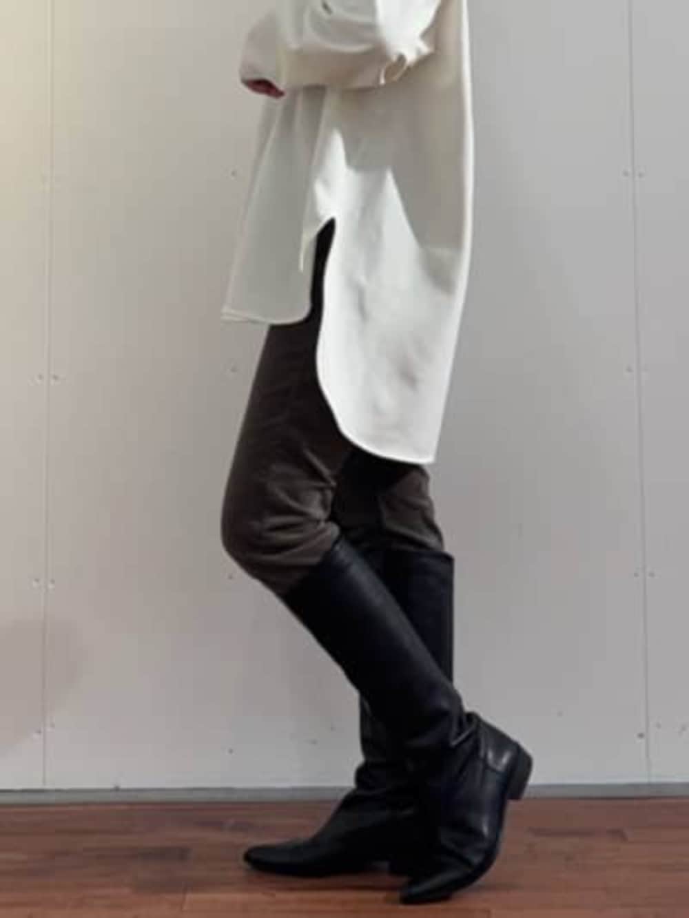 ブラック系のトートバッグ、グリーン系のその他パンツ、ホワイト系のシャツ/ブラウスを着用したレディースの秋コーディネートの5枚目の写真