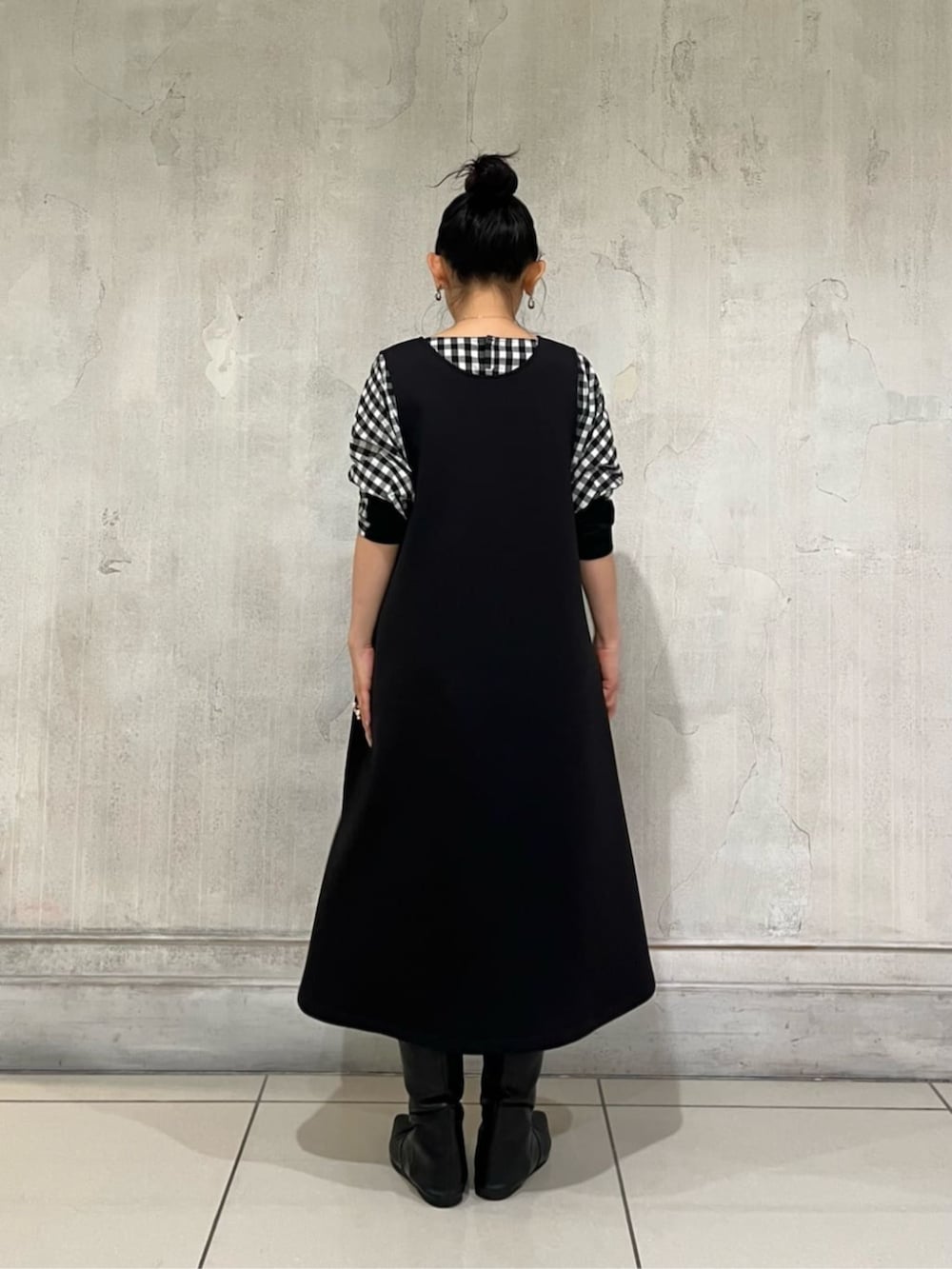 ブラック系のジャンパースカート、ブラック系のシャツ/ブラウスを着用したレディースの冬コーディネートの6枚目の写真