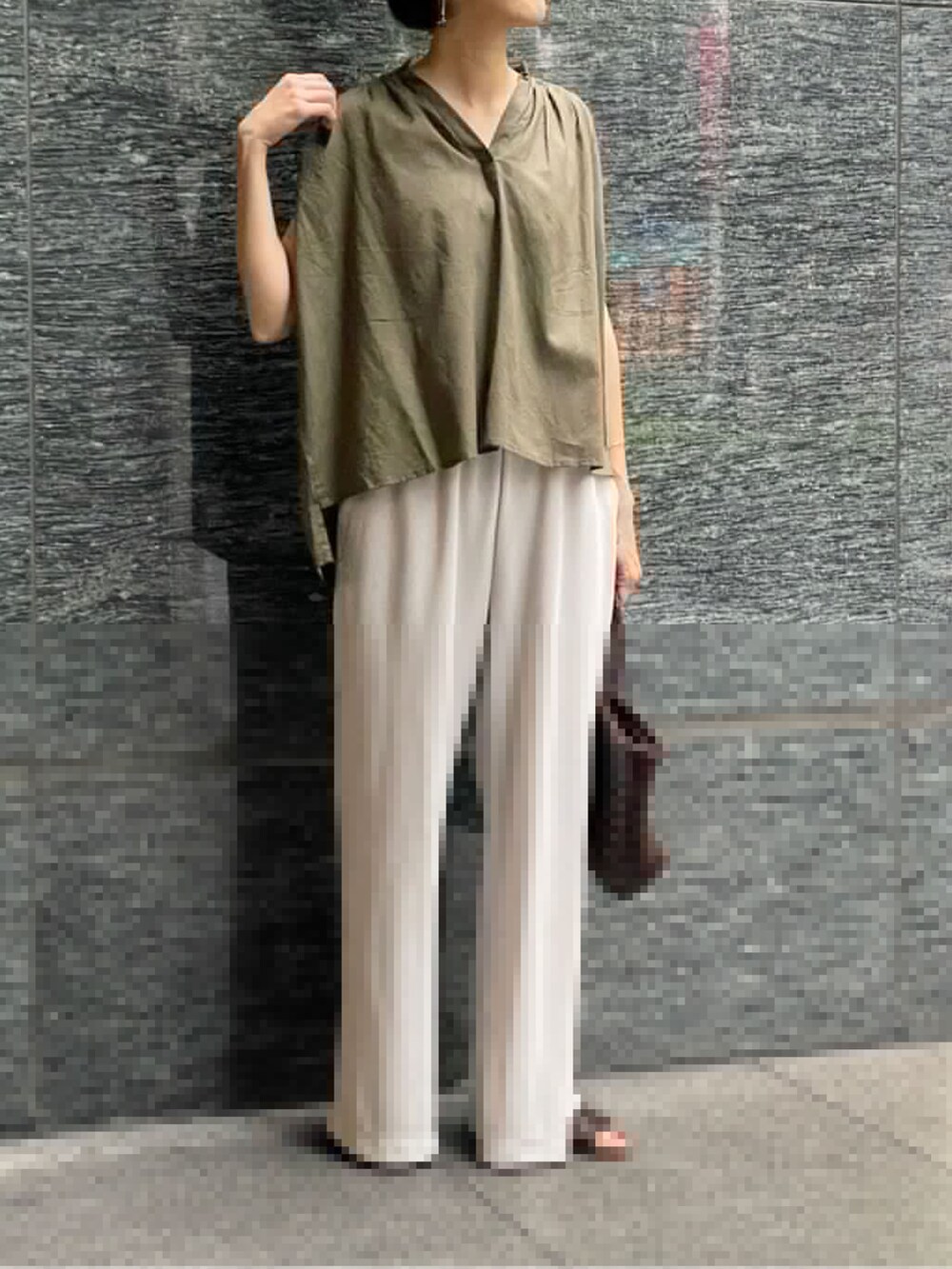 グリーン系のシャツ/ブラウス、グレー系のその他パンツ、ブラウン系のサンダルを着用したレディースの夏コーディネートの2枚目の写真