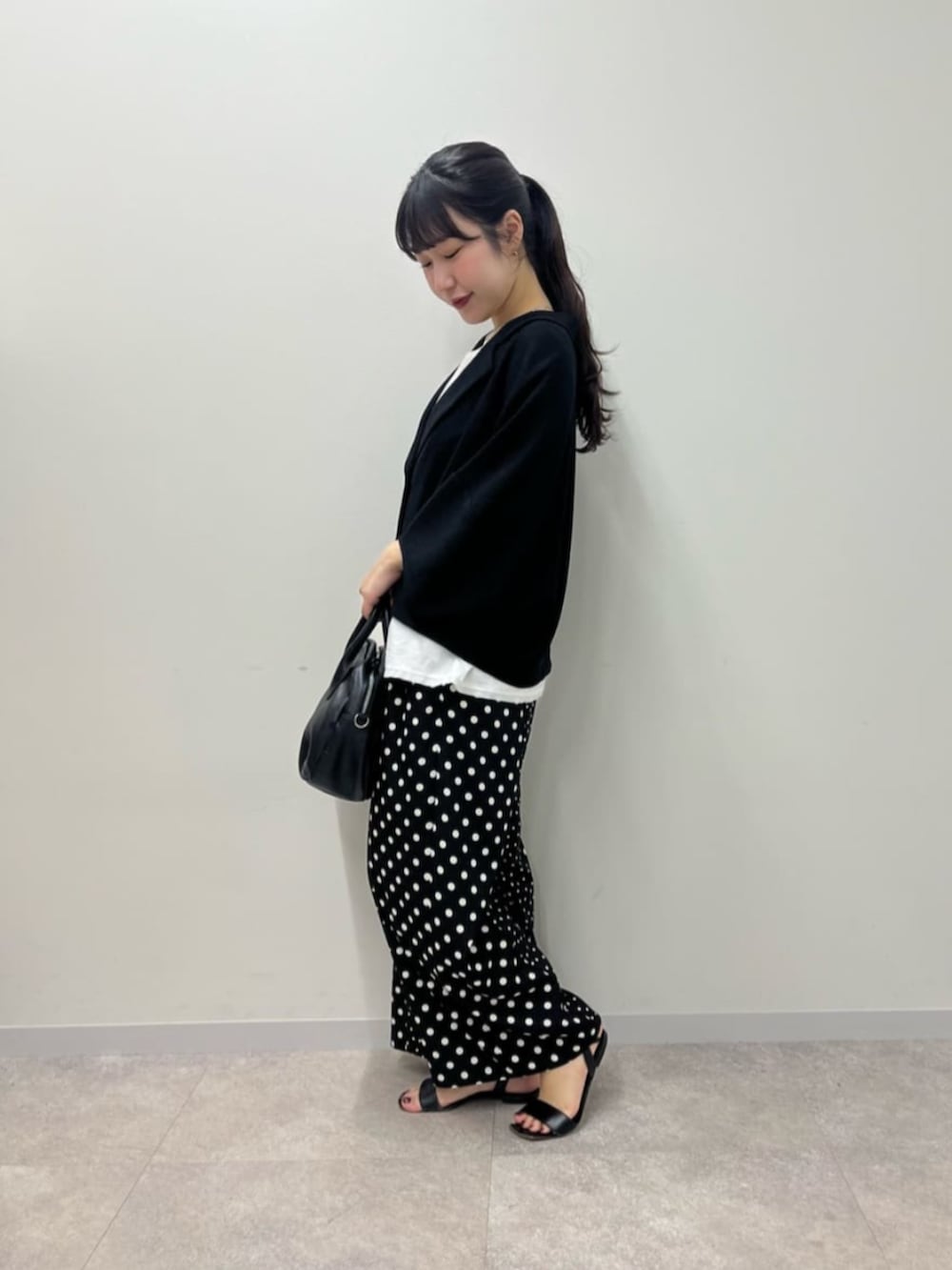 ブラック系のボストンバッグ、ホワイト系のシャツ/ブラウス、ブラック系のその他パンツを着用したレディースの春コーディネートの4枚目の写真