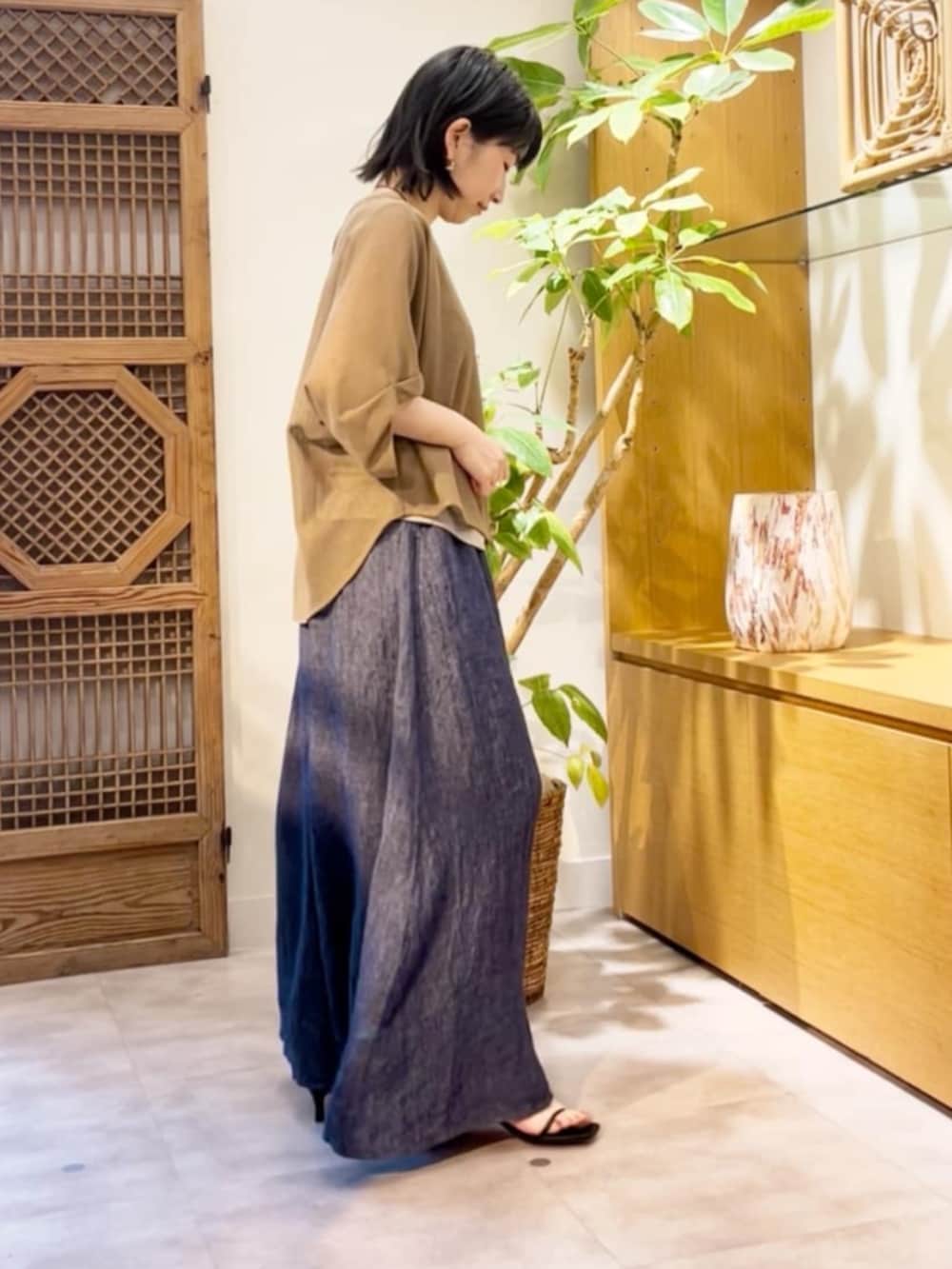 イエロー系のTシャツ/カットソー、シルバー系のリングを着用したレディースの夏コーディネートの3枚目の写真