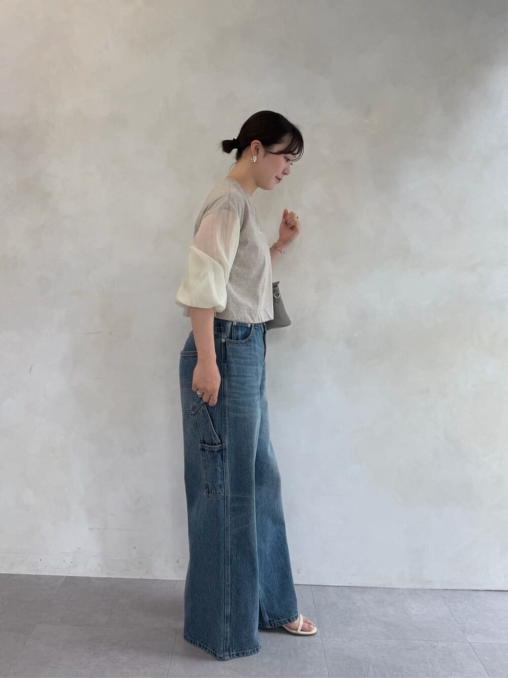 ブルー系のその他パンツ、ベージュ系のTシャツ/カットソーを着用したレディースの夏コーディネートの3枚目の写真
