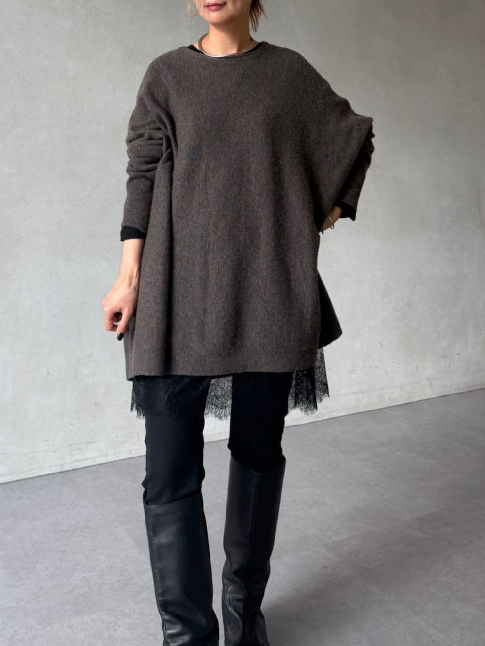 ブラック系のその他パンツ、グレー系のトートバッグ、ブラウン系のニット/セーターを着用したレディースの秋コーディネートの2枚目の写真