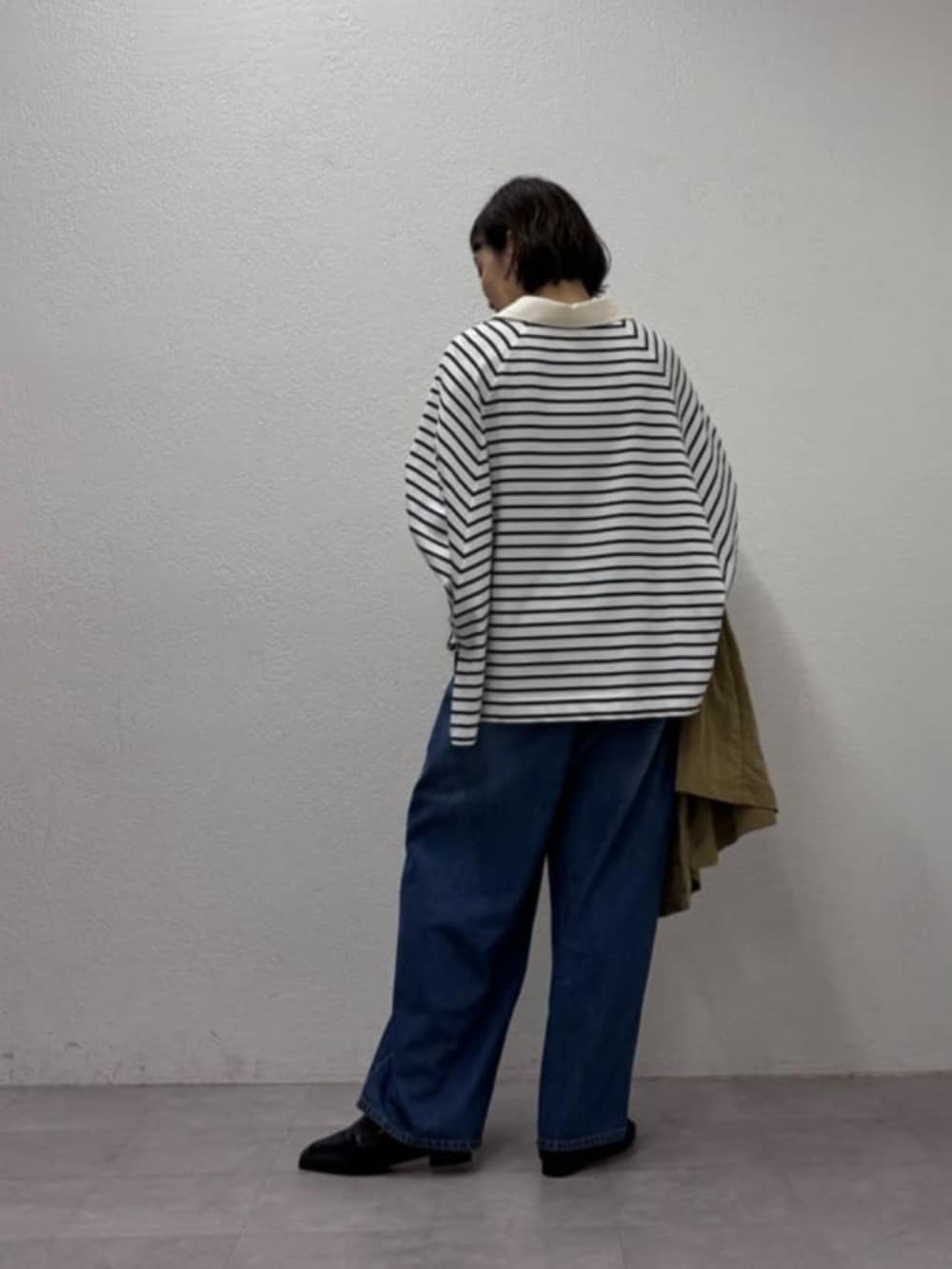 イエロー系のその他アウター、ブラック系のローファー、ブルー系のデニムパンツを着用したレディースの秋コーディネートの8枚目の写真