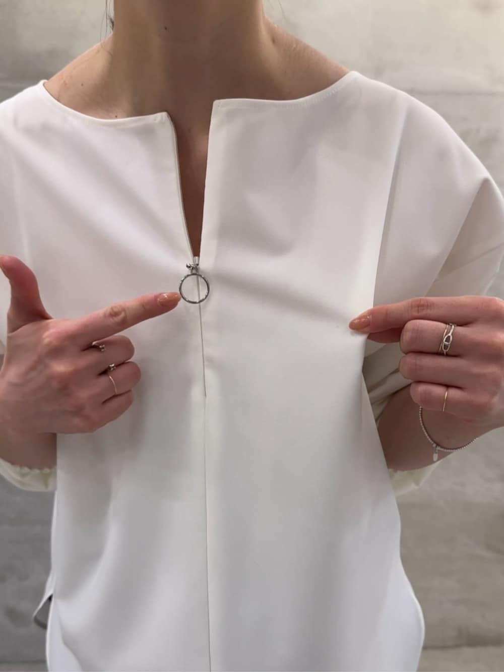 グレー系のハンドバッグ、ブラック系のその他パンツ、ホワイト系のシャツ/ブラウスを着用したレディースの冬コーディネートの4枚目の写真