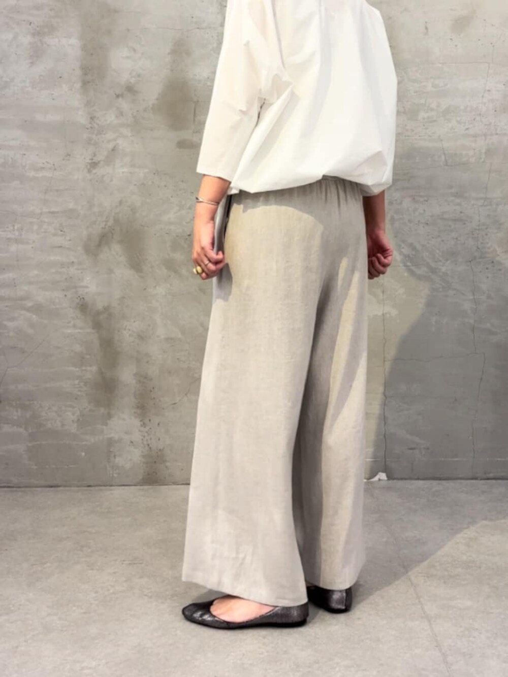 ホワイト系のシャツ/ブラウス、ベージュ系のその他パンツを着用したレディースの春コーディネートの3枚目の写真