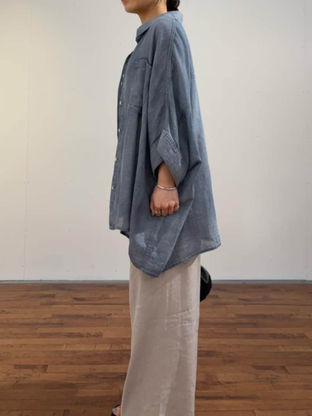 グレー系のその他パンツ、ブルー系のシャツ/ブラウスを着用したレディースの春コーディネートの9枚目の写真