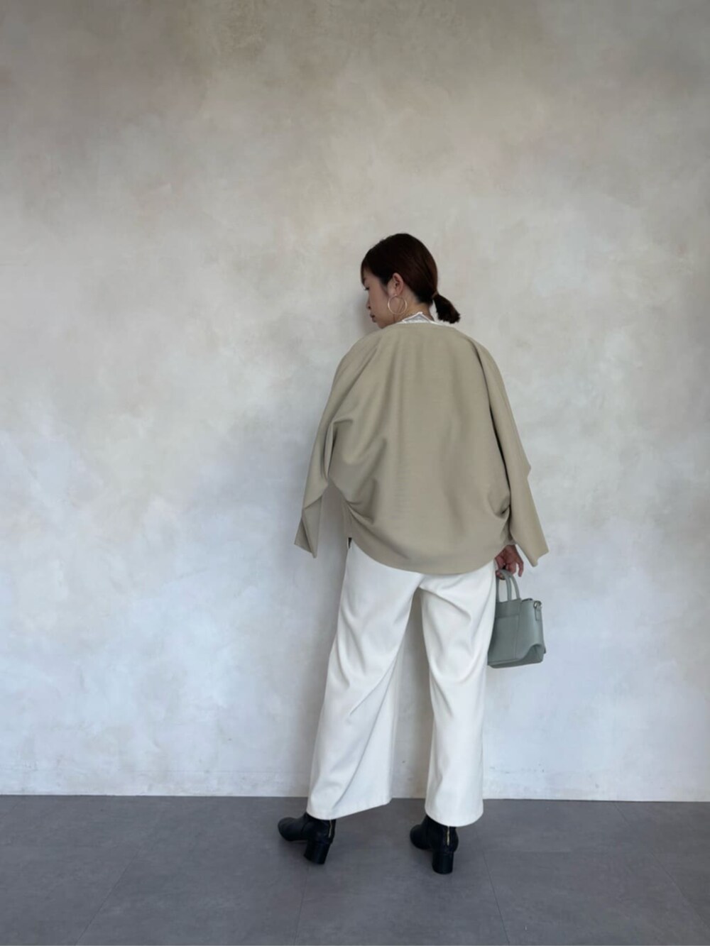 ベージュ系のカーディガン/ボレロ、ホワイト系のその他パンツ、ホワイト系のシャツ/ブラウスを着用したレディースの冬コーディネートの5枚目の写真