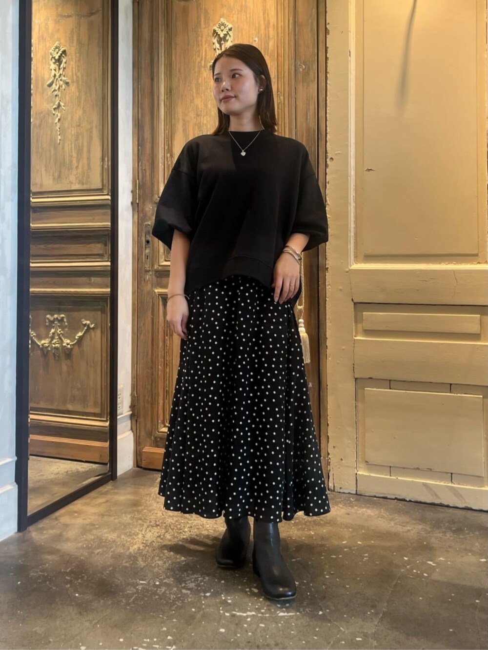 ブラック系のTシャツ/カットソー、ブラック系のスカートを着用したレディースの冬コーディネートの2枚目の写真