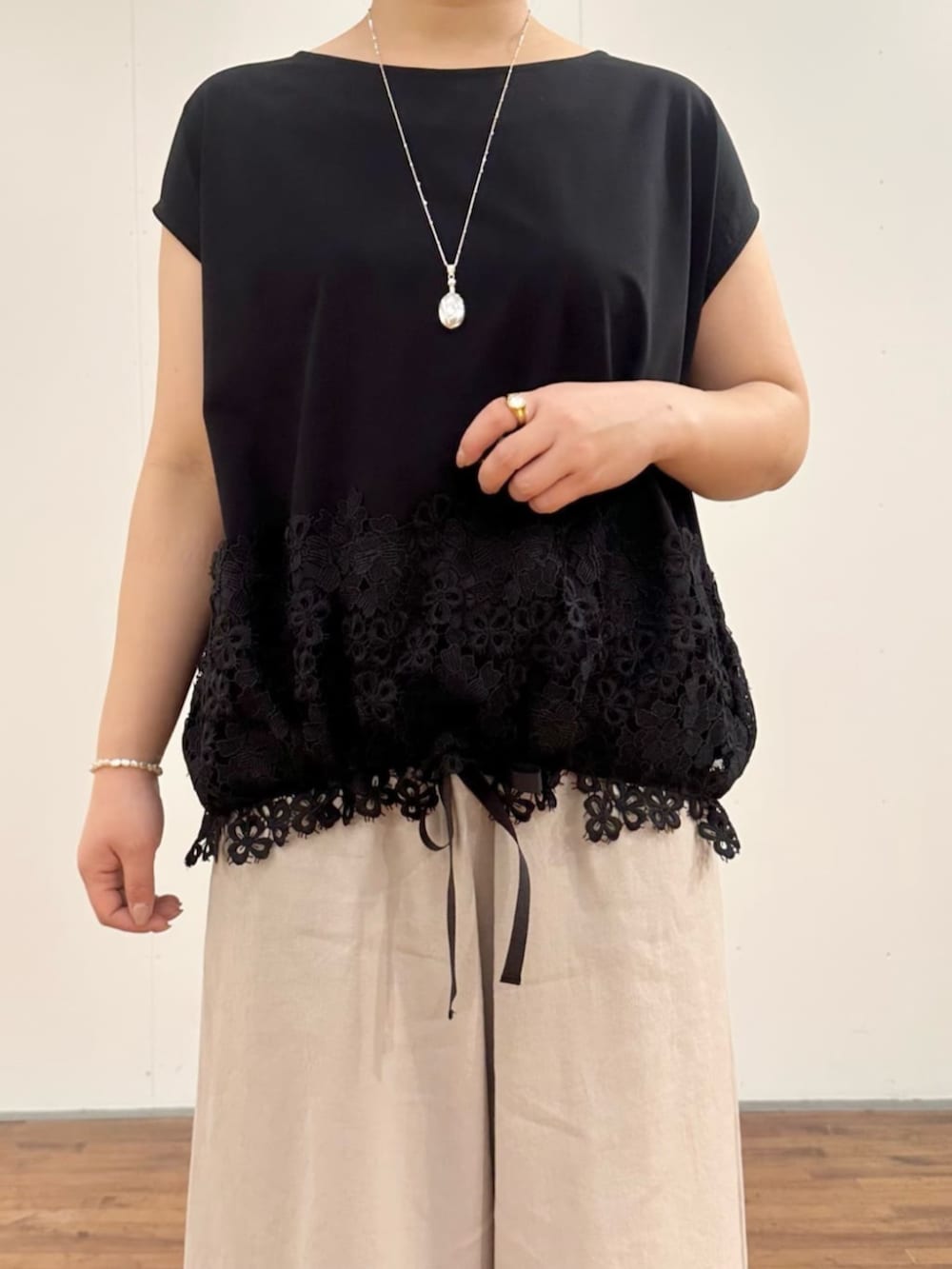 ブラック系のTシャツ/カットソー、グレー系のその他パンツを着用したレディースの春コーディネートの4枚目の写真