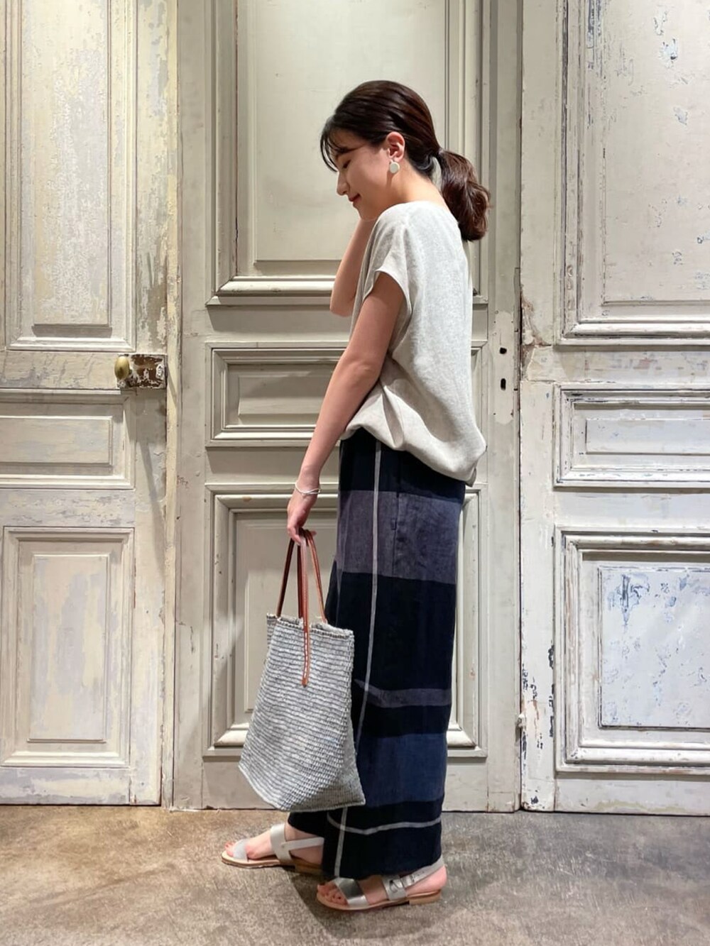 ベージュ系のシャツ/ブラウス、ブルー系のその他パンツ、ブルー系のかごバッグを着用したレディースの春コーディネートの2枚目の写真