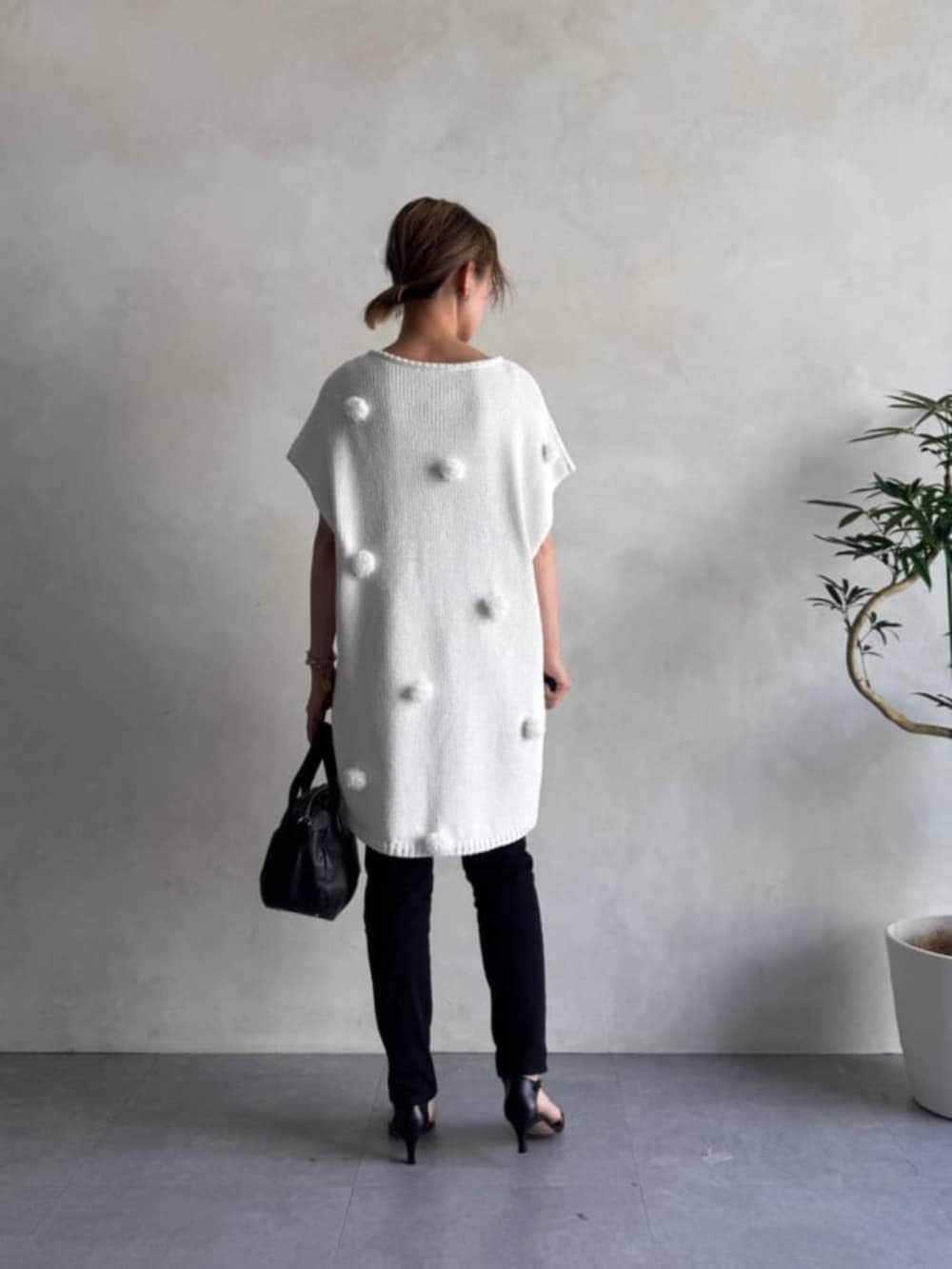 ホワイト系のニット/セーターを着用したレディースの冬コーディネートの5枚目の写真