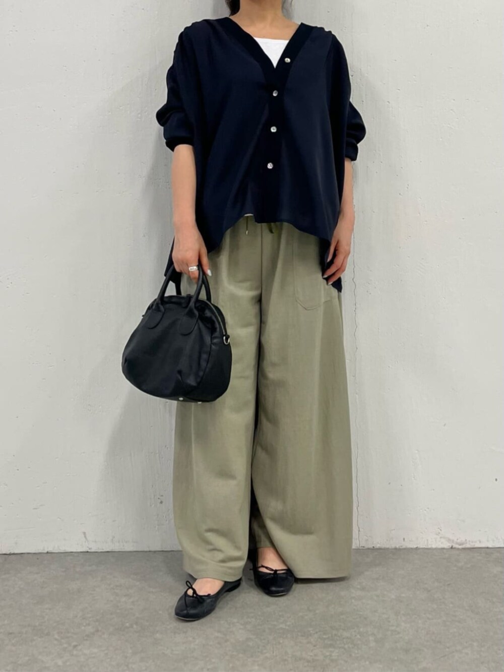 ブラック系のボストンバッグ、グリーン系のその他パンツ、ブルー系のシャツ/ブラウスを着用したレディースの冬コーディネートの6枚目の写真