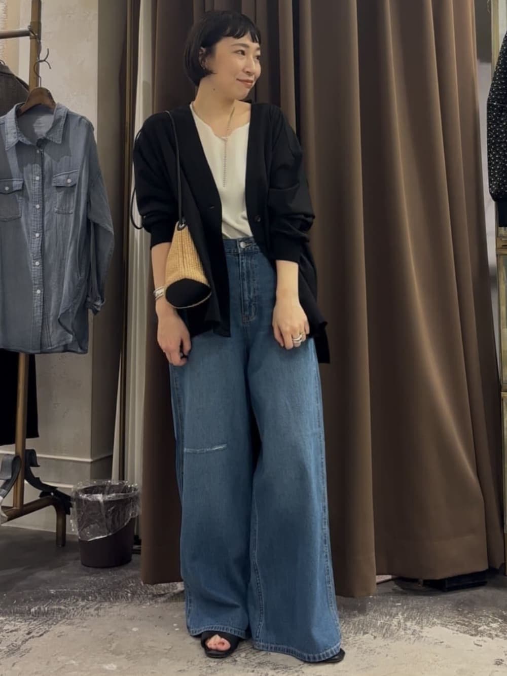 ブルー系のその他パンツ、ブラック系のその他アウターを着用したレディースの夏コーディネートの4枚目の写真