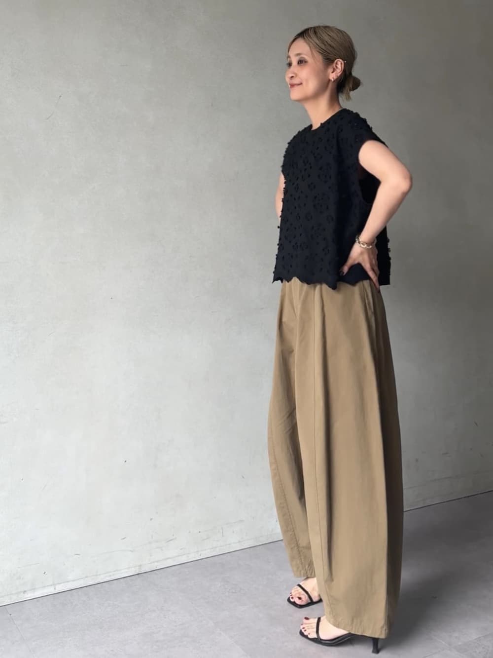 イエロー系のその他パンツ、ブラック系のシャツ/ブラウスを着用したレディースの夏コーディネートの5枚目の写真