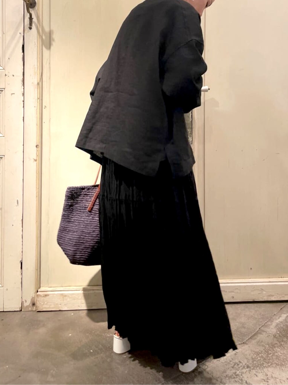 ブラック系のタンクトップ、ブラック系のテーラードジャケット、ブラック系のスカートを着用したレディースの春コーディネートの3枚目の写真