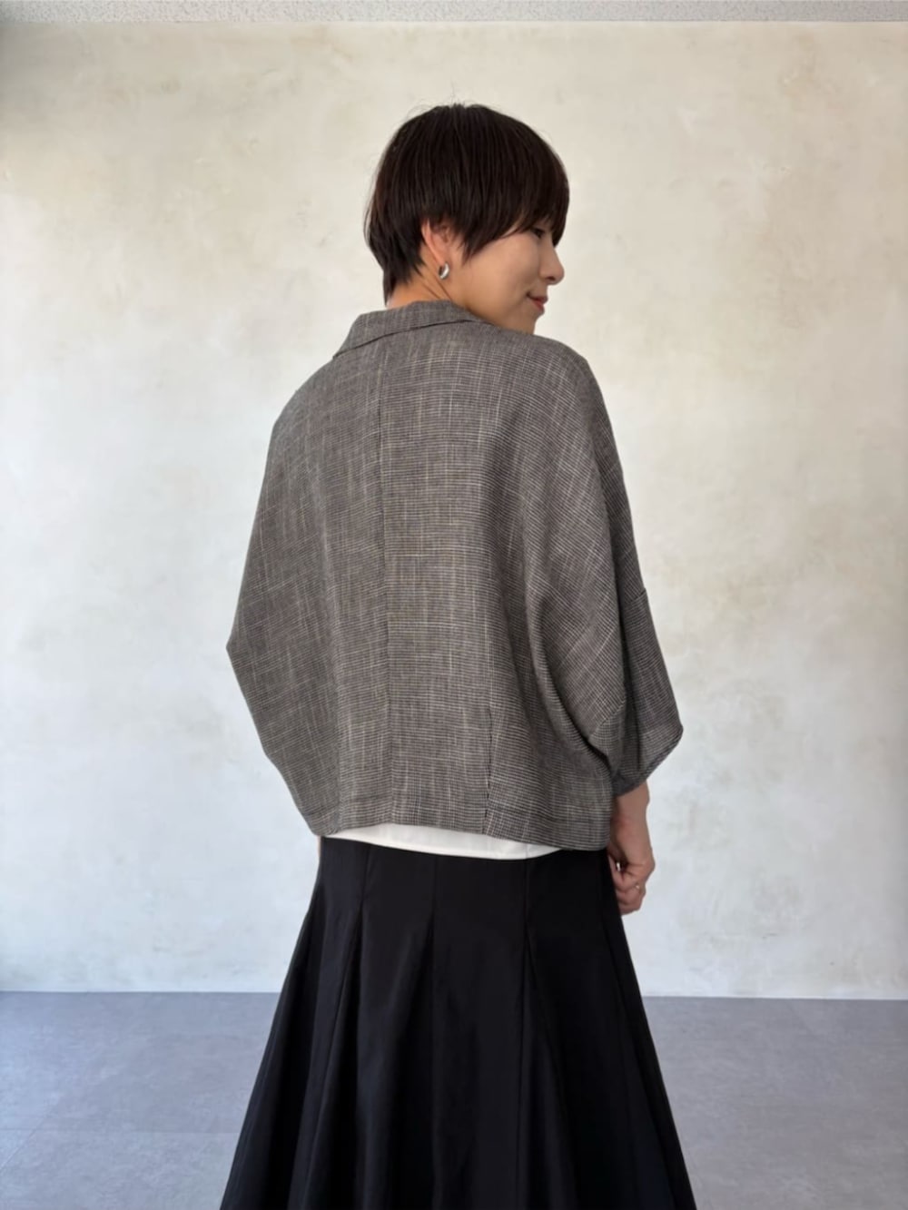 ベージュ系のテーラードジャケット、ホワイト系のシャツ/ブラウス、ブラック系のスカートを着用したレディースの春コーディネートの5枚目の写真