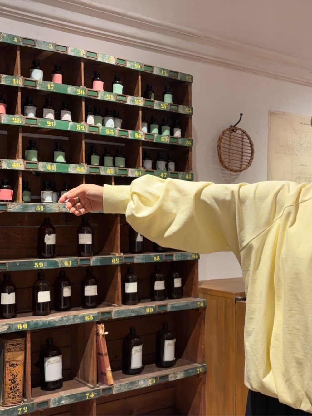 ブラック系のボストンバッグ、ブラック系のその他パンツ、イエロー系のTシャツ/カットソーを着用したレディースの冬コーディネートの5枚目の写真