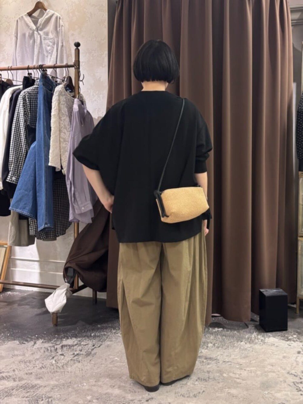 イエロー系のその他パンツ、ホワイト系のキャミソール、ブラック系のその他アウターを着用したレディースの春コーディネートの6枚目の写真