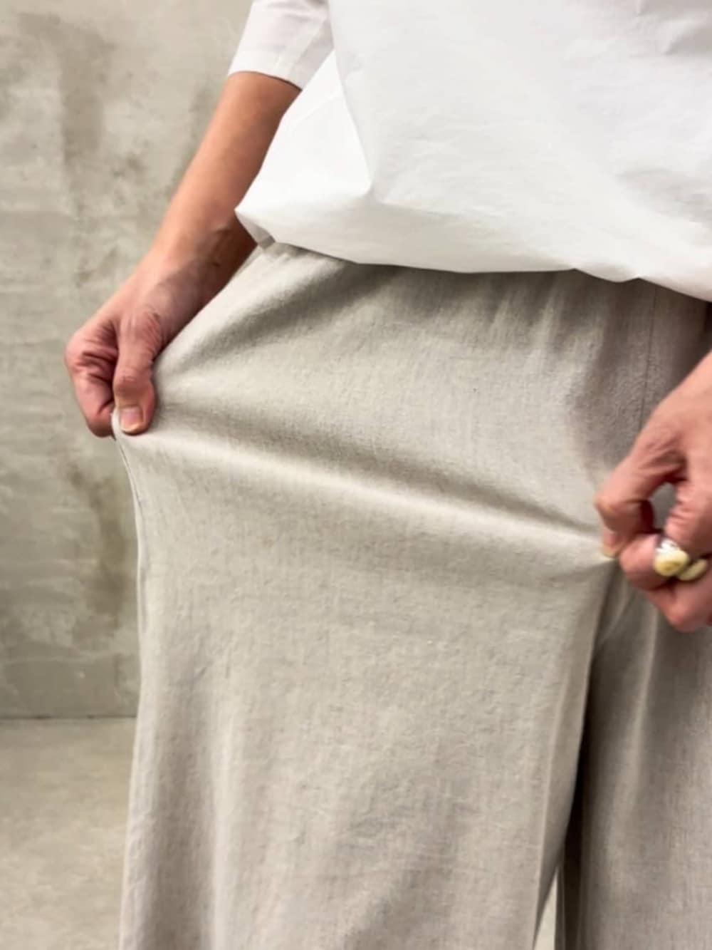 ホワイト系のシャツ/ブラウス、ベージュ系のその他パンツを着用したレディースの春コーディネートの8枚目の写真