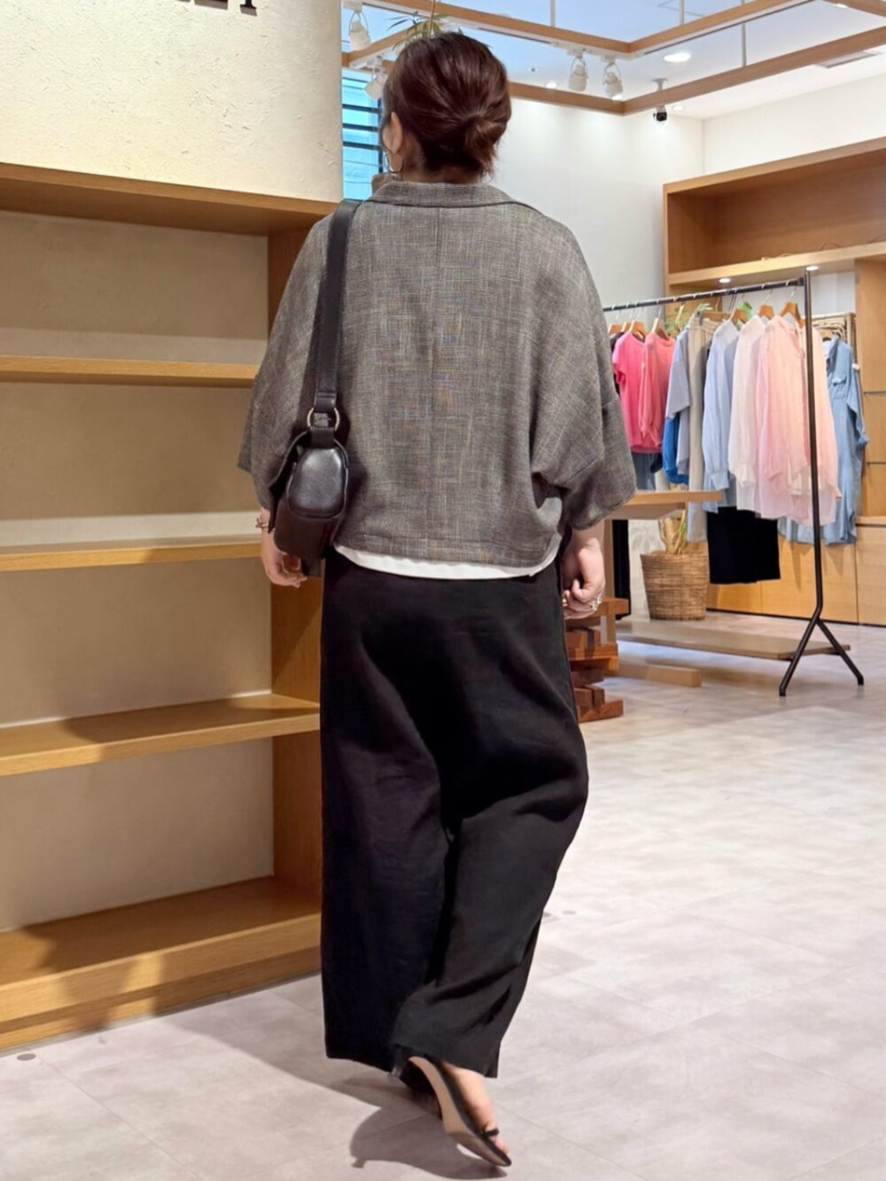 ブラック系のその他パンツ、シルバー系のリングを着用したレディースの夏コーディネートの4枚目の写真