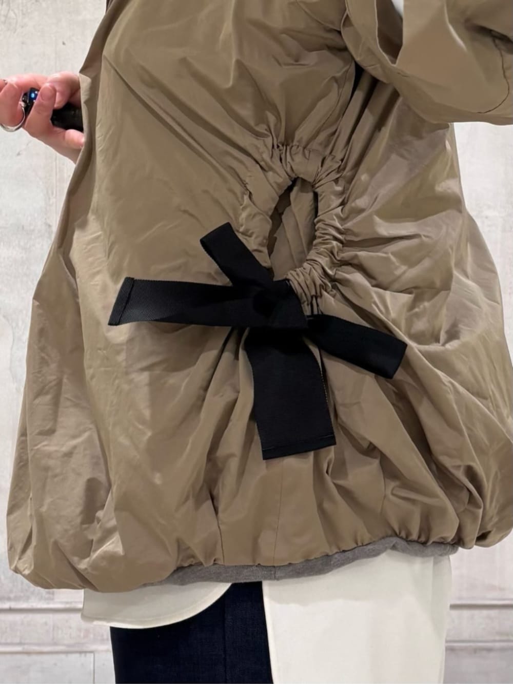 ブルー系のその他パンツ、ホワイト系のシャツ/ブラウス、ブラウン系のブルゾンを着用したレディースの冬コーディネートの6枚目の写真