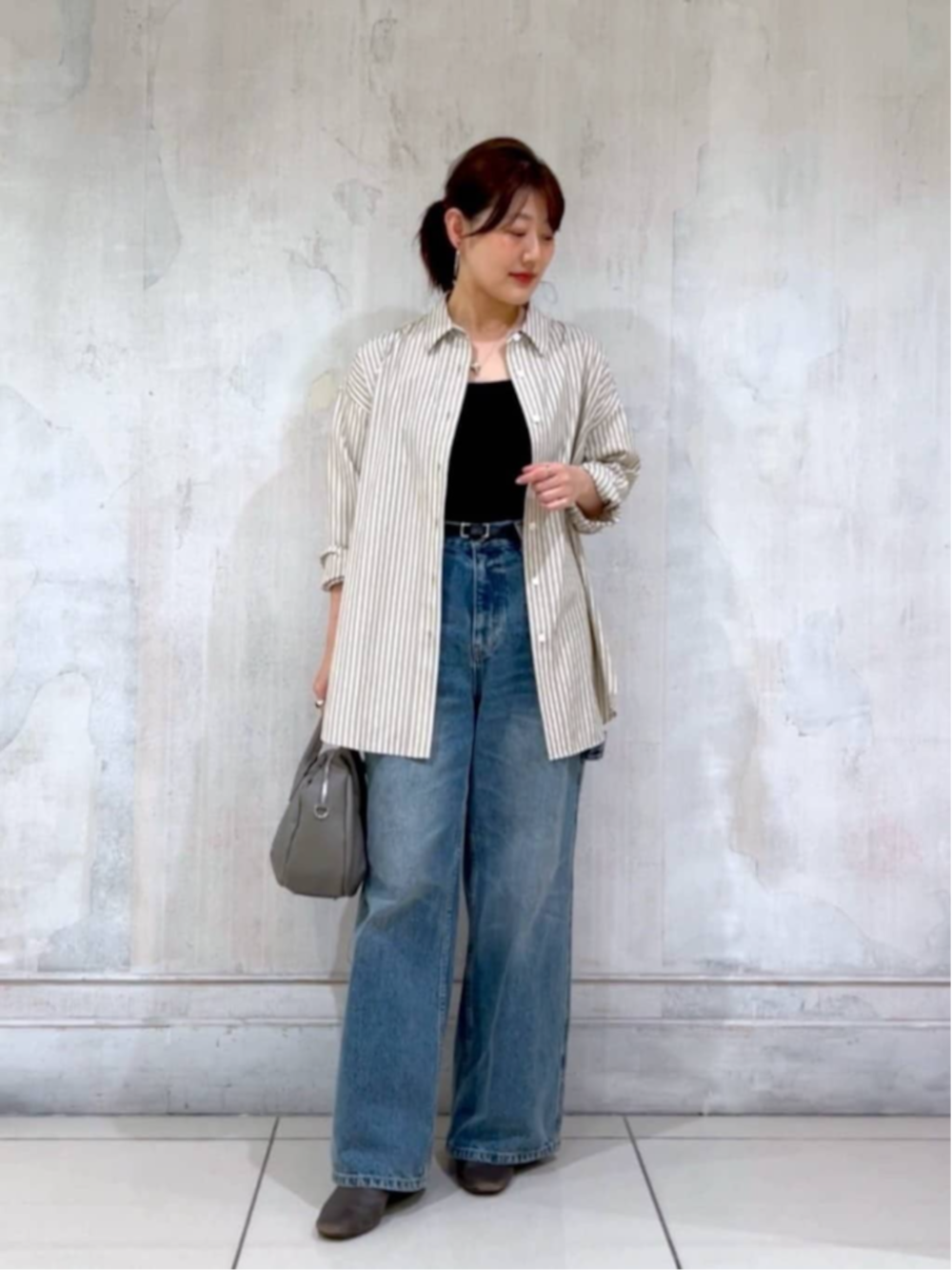 ブルー系のデニムパンツ、ベージュ系のシャツ/ブラウスを着用したレディースの秋コーディネートの5枚目の写真