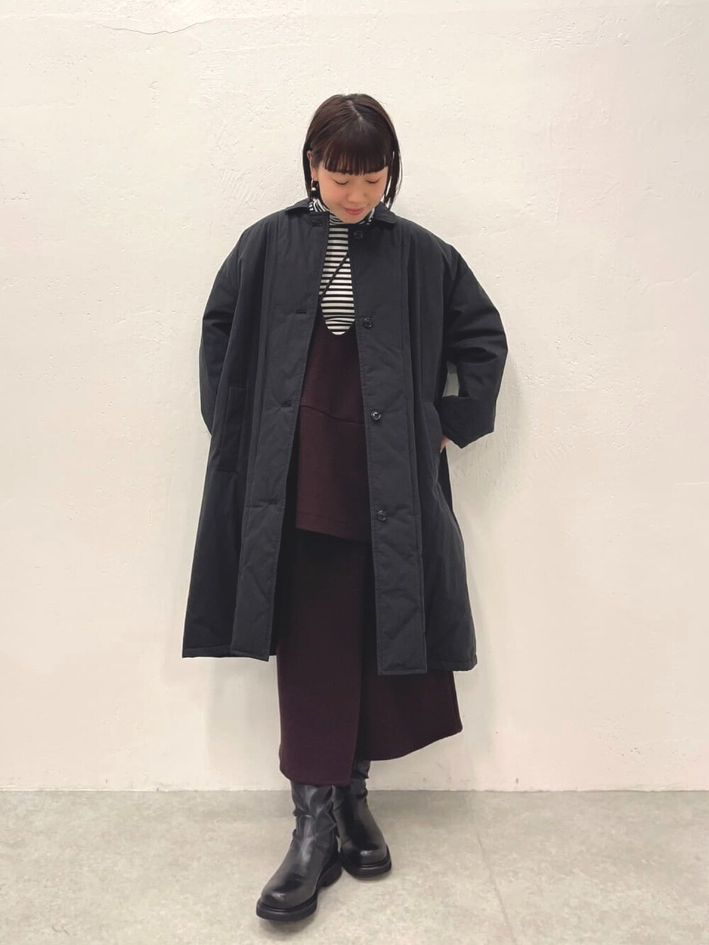 ブラウン系のTシャツ/カットソー、ブラック系のTシャツ/カットソー、ブラウン系のスカートを着用したレディースの秋コーディネートの3枚目の写真