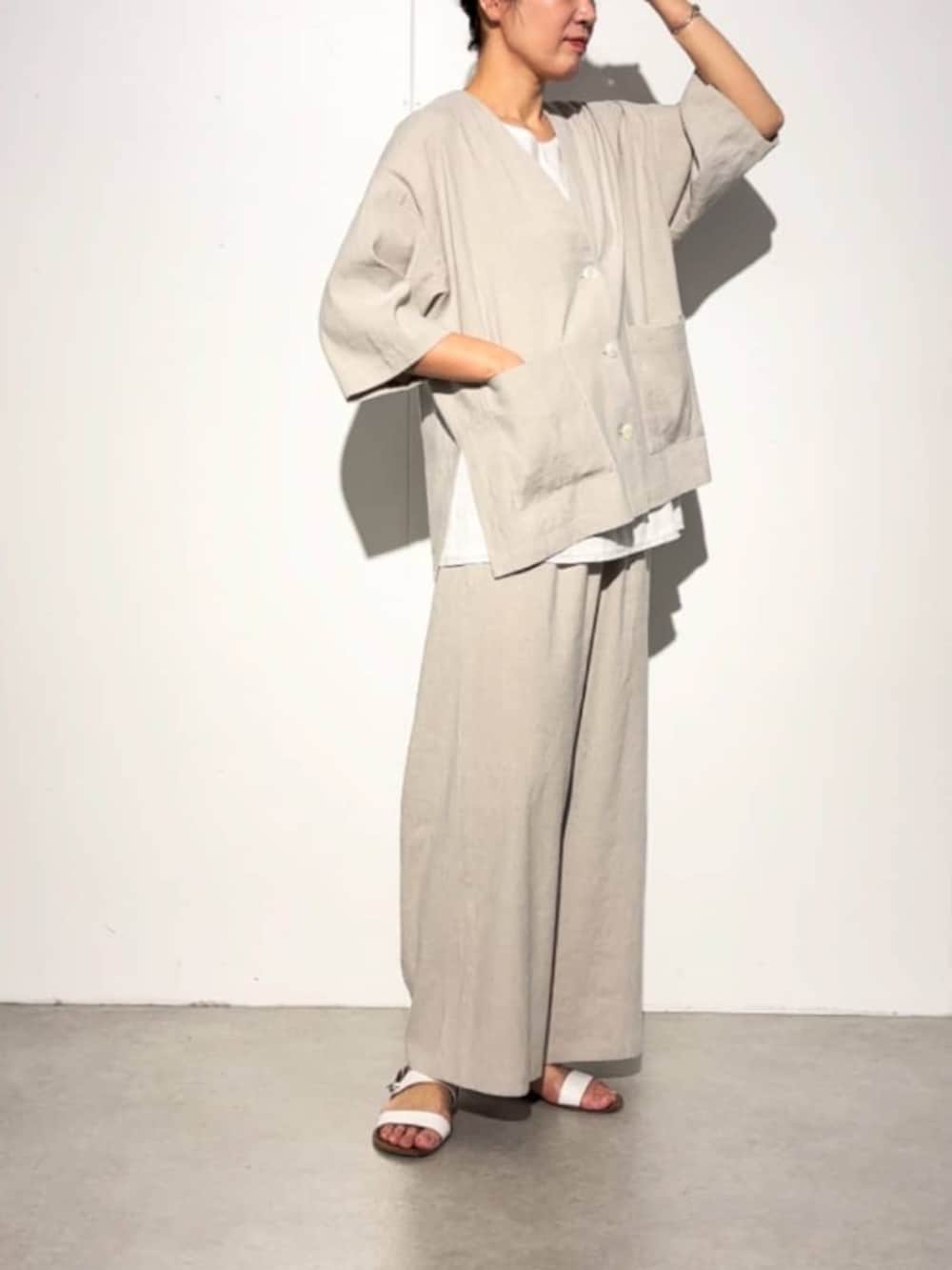 ブラック系のショルダーバッグ、ベージュ系のその他パンツ、ベージュ系のその他アウターを着用したレディースの春コーディネートの5枚目の写真