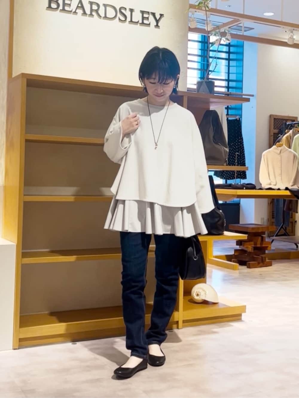 ブルー系のデニムパンツ、ホワイト系のTシャツ/カットソーを着用したレディースの冬コーディネートの3枚目の写真