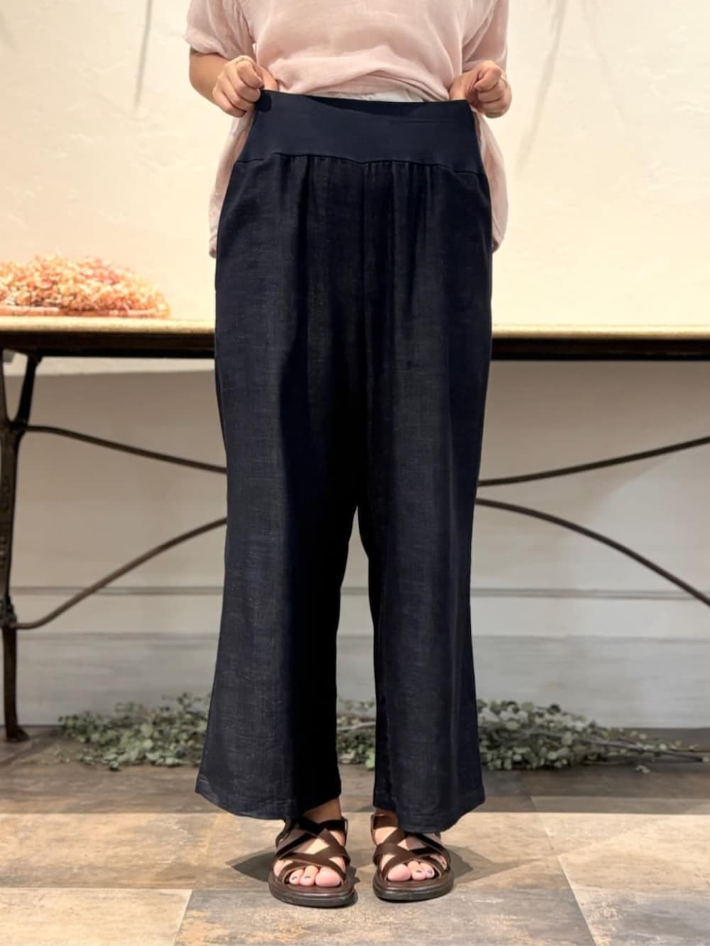 ブルー系のその他パンツ、ピンク系のシャツ/ブラウスを着用したレディースの春コーディネートの7枚目の写真
