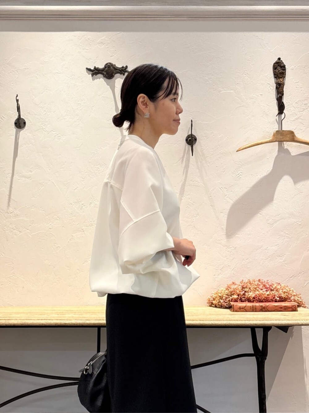 ブラック系のスカート、ホワイト系のシャツ/ブラウス、シルバー系のリングを着用したレディースの冬コーディネートの7枚目の写真